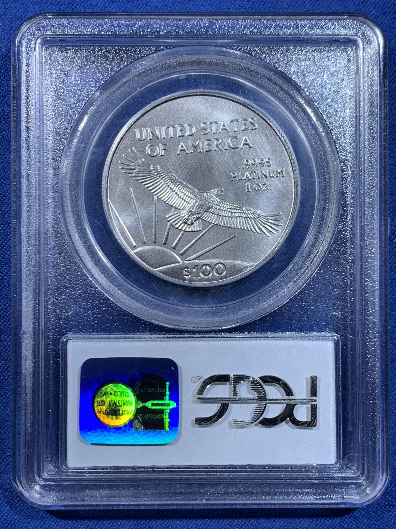 《竞宝斋》第449场 周日，周一，周二  3场连拍 （全场包邮，欢迎送拍） PCGS MS69 美国2004年100元1盎司鹰洋普制铂金币，美国最大面值硬币，该年铸量仅7009枚，比很多年份的精制还少。自由女神和展翅雄鹰的设计大气经典，丝缎光泽顶级品相。