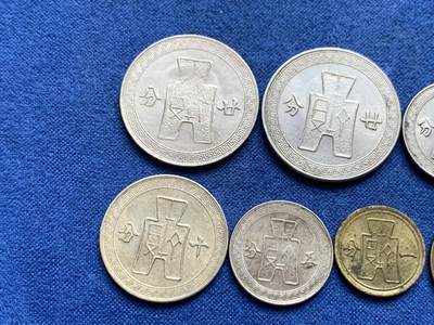 《竞宝斋》第449场 周日，周一，周二  3场连拍 （全场包邮，欢迎送拍） 八枚一组 孙像镍币 早期高镍/晚期白铜版全面值与1940年一分/二分党徽铜币 总体状态不错