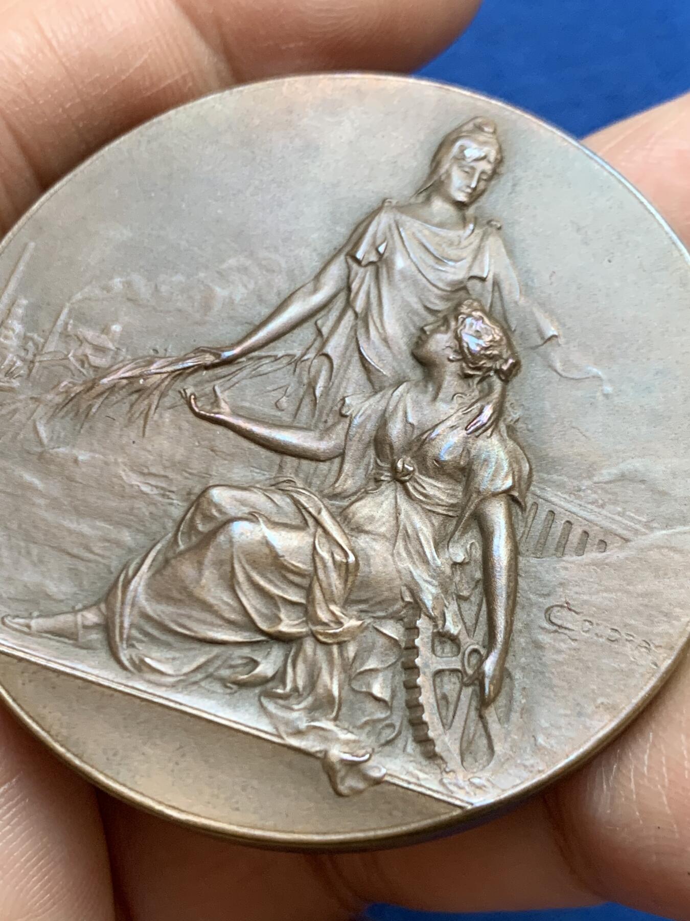 《竞宝斋》第449场 周日，周一，周二  3场连拍 （全场包邮，欢迎送拍） 法国鲁昂市建筑工会纪念铜章 56.2克 49.8mm 铜标边铭 带盒