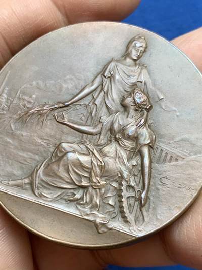 《竞宝斋》第449场 周日，周一，周二  3场连拍 （全场包邮，欢迎送拍） 法国鲁昂市建筑工会纪念铜章 56.2克 49.8mm 铜标边铭 带盒