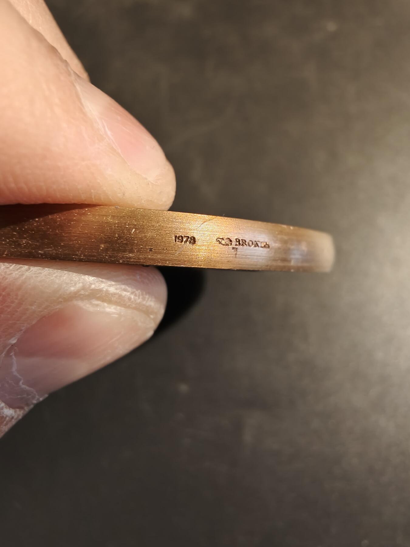 老王徽章第171期 法国存托银行与公证人协会大铜章    原盒，盒子卡扣不严    直径60mm    重量114.6g    正面人物是法国著名法学家和政治家波塔利斯。   