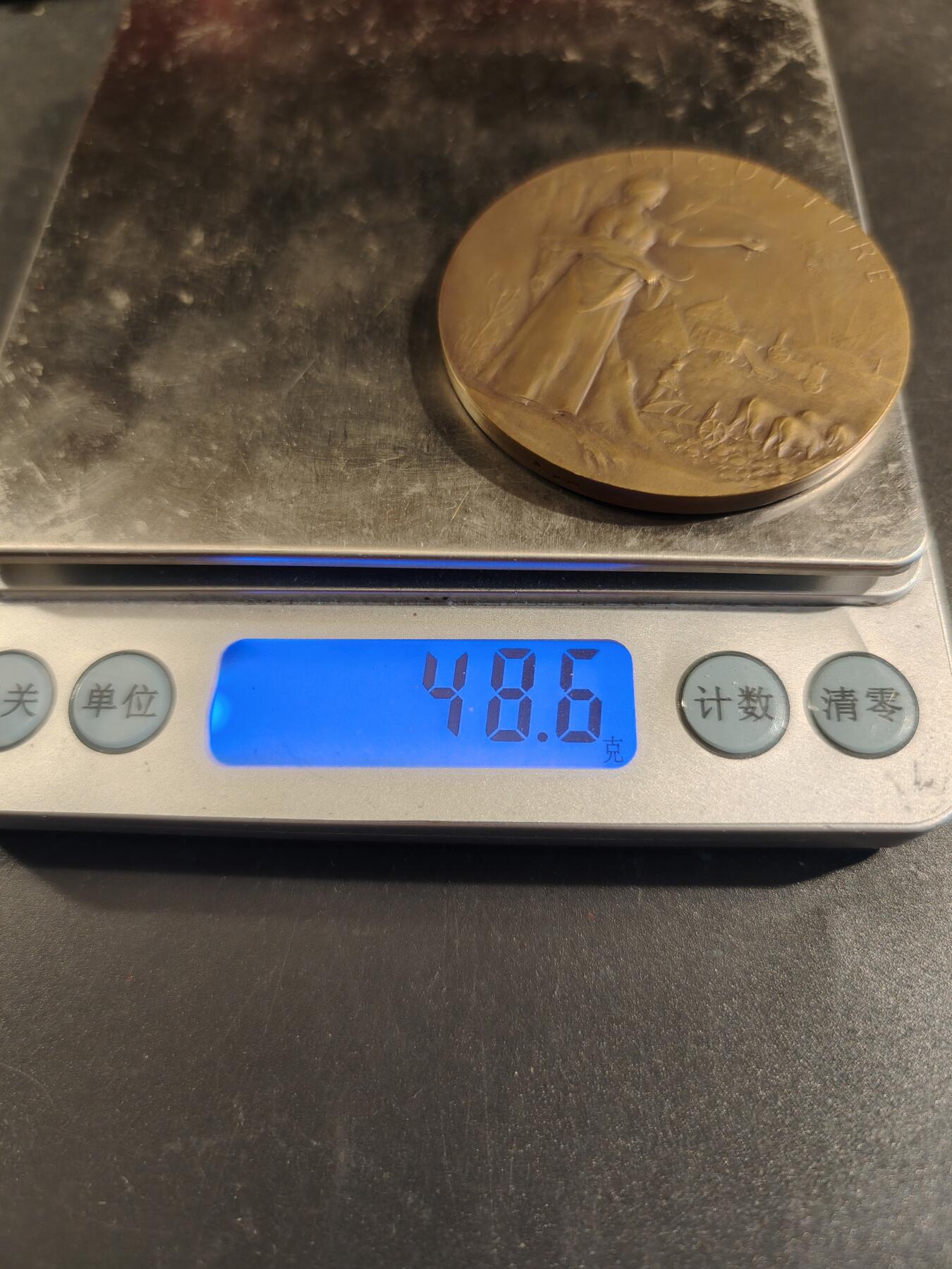 老王徽章第171期 法国萨瓦省圣朱利安昂热讷农业协会大铜章     原盒       大师P.Grandhomme作品     直径50mm     重量48.6g