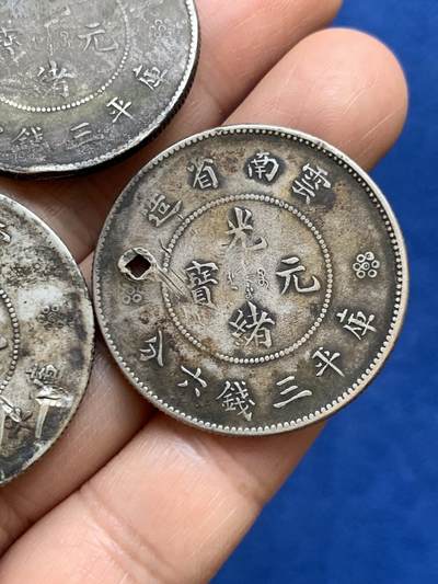 《竞宝斋》第449场 周日，周一，周二  3场连拍 （全场包邮，欢迎送拍） 三枚一组 云南半圆龙洋，总重约39克，老彩包浆，各种状态，细节见图。
