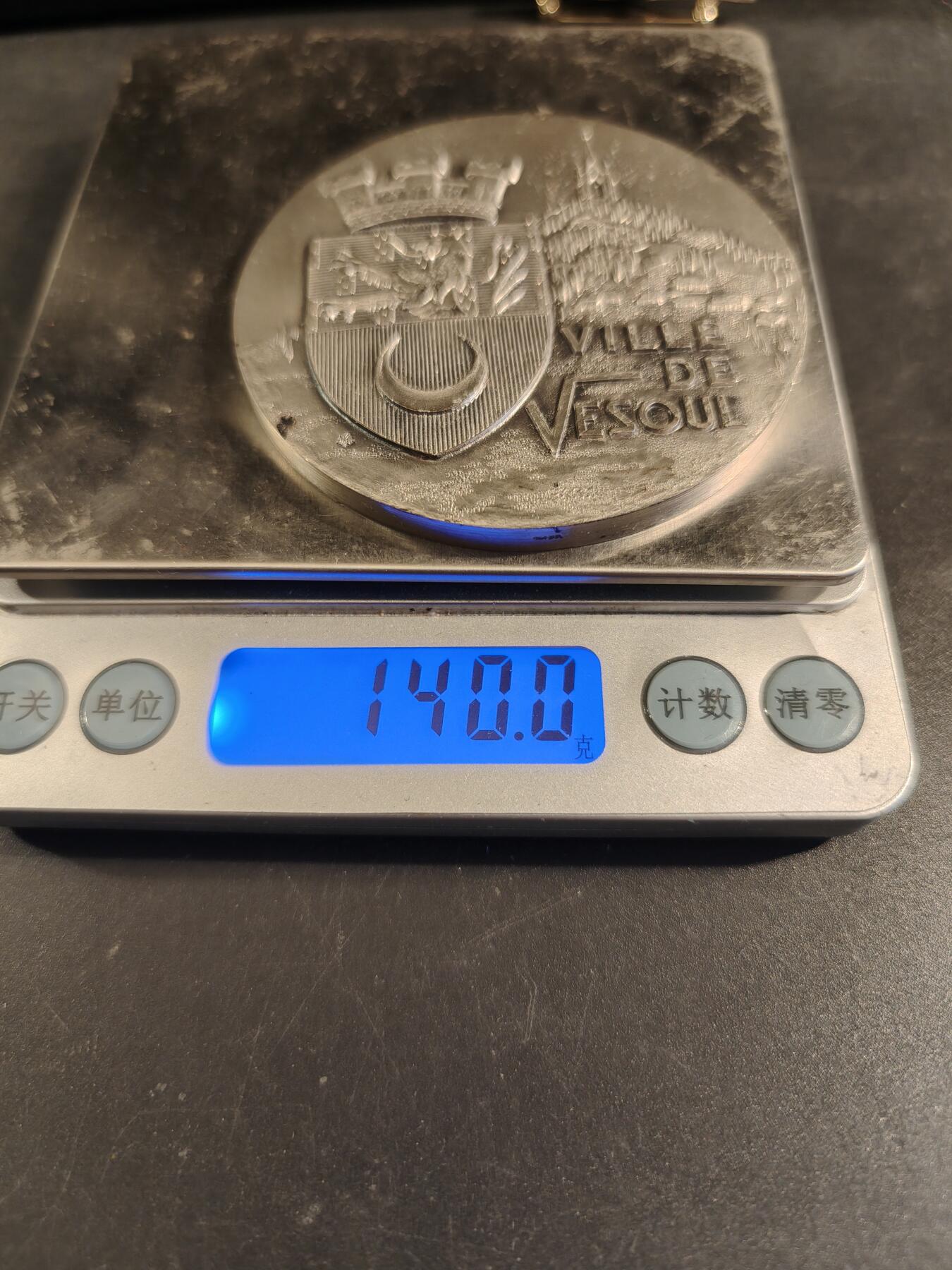 老王徽章第171期 法国城市维苏尔镀银大铜章     直径68mm     重量140g
