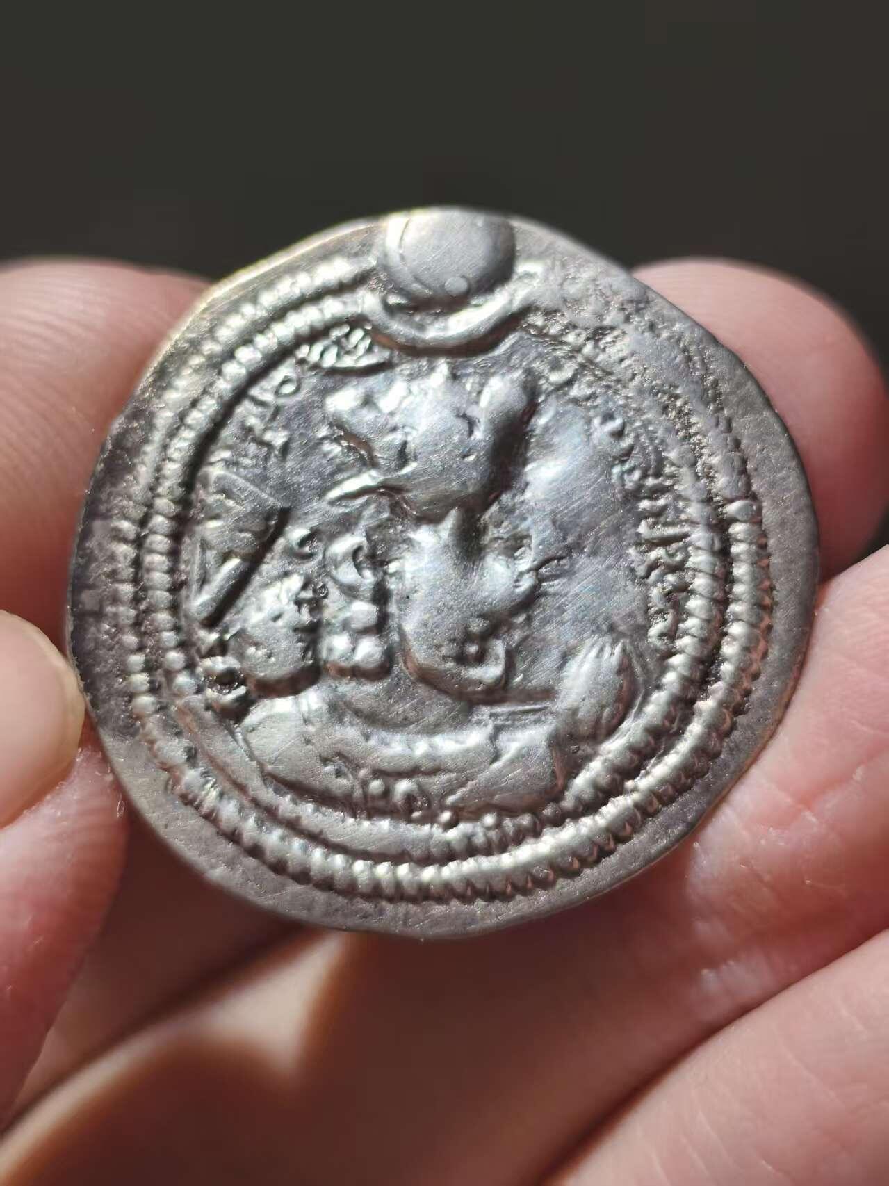 星盘世界钱币十二月二十七日古典币专场 稀少！波斯萨珊巴拉什银币，十分少见的人物，状态还不错，484年至488年铸造。巴拉什成功平息了境内的亲族叛乱。他的政策以清明和宽容著称，特别是对基督徒的宽容政策。然而，这也导致他在488年被贵族罢黜。