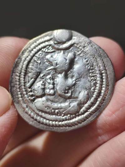 星盘世界钱币十二月二十七日古典币专场 - 稀少！波斯萨珊巴拉什银币，十分少见的人物，状态还不错，484年至488年铸造。巴拉什成功平息了境内的亲族叛乱。他的政策以清明和宽容著称，特别是对基督徒的宽容政策。然而，这也导致他在488年被贵族罢黜。