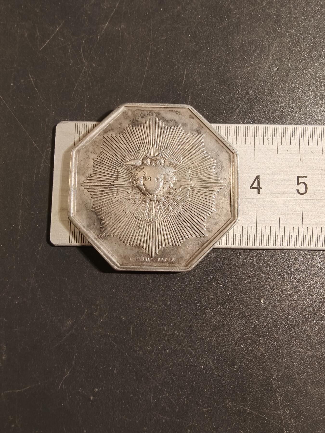 老王徽章第171期 法国1829年太阳火灾保险公司八角银章     950银    直径36mm     重量20g