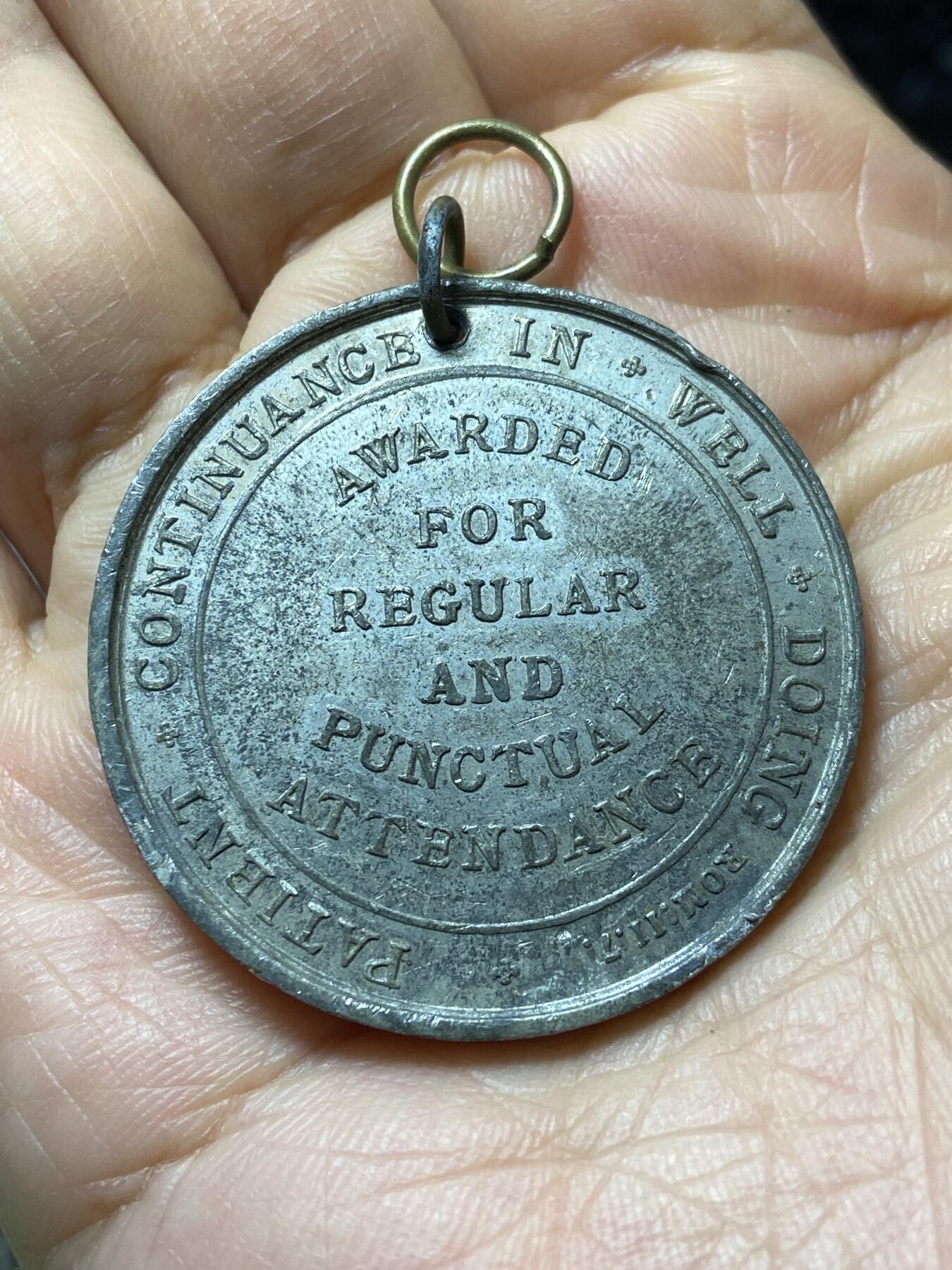 2025年第一百四十四场(总第一百七十场）品种丰富英国一线回流散币年末特拍场第一场(免佣金) 英国🇬🇧维多利亚时代纪念章，白镴材质，直径37.8毫米，厚2.0毫米，重12.45克(19世纪宗教教育机构–主日学校–全勤奖章)