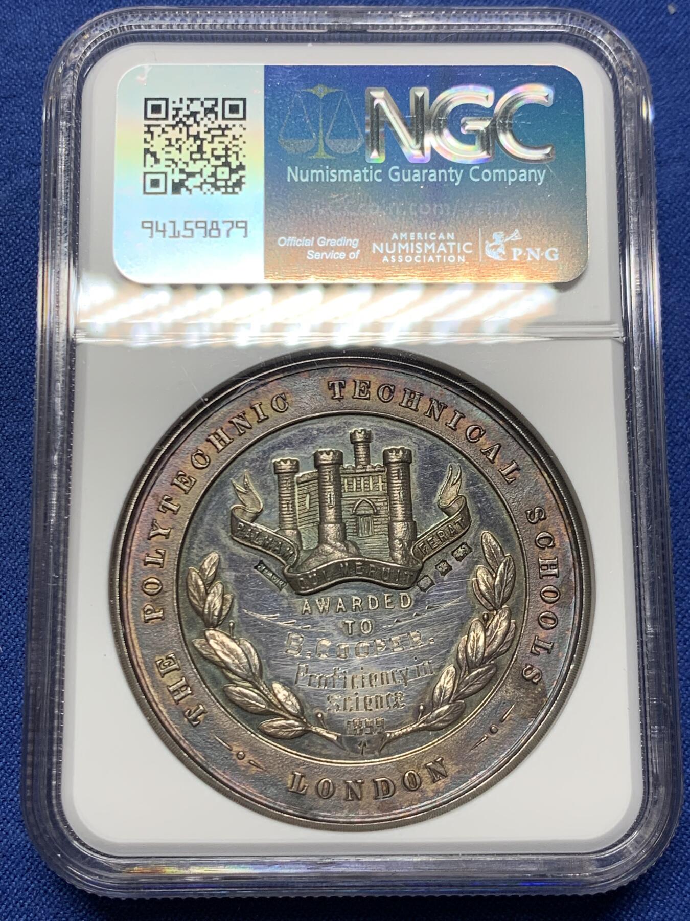 《竞宝斋》第449场 周日，周一，周二  3场连拍 （全场包邮，欢迎送拍） NGC MS62 英国1899年（ngc误标1855）圣马丁中央学院圣乔治屠龙银章，早期年份带银标，原味无洗五彩包浆，值得收藏。45MM，加厚盒。