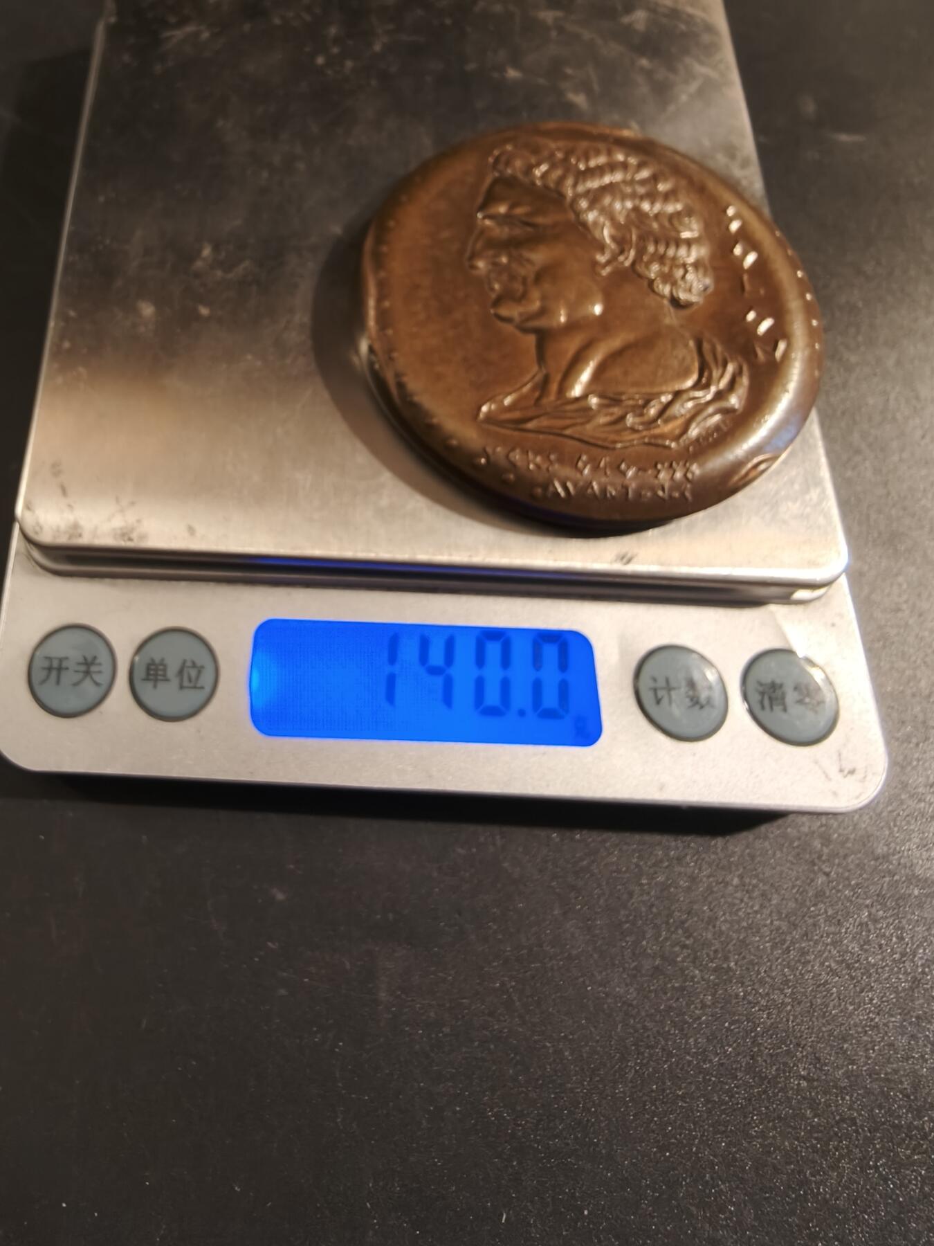 老王徽章第171期 法国公证人协会与存托储蓄银行大铜章     直径60mm    重量140g      正面为古希腊雅典政治家梭伦