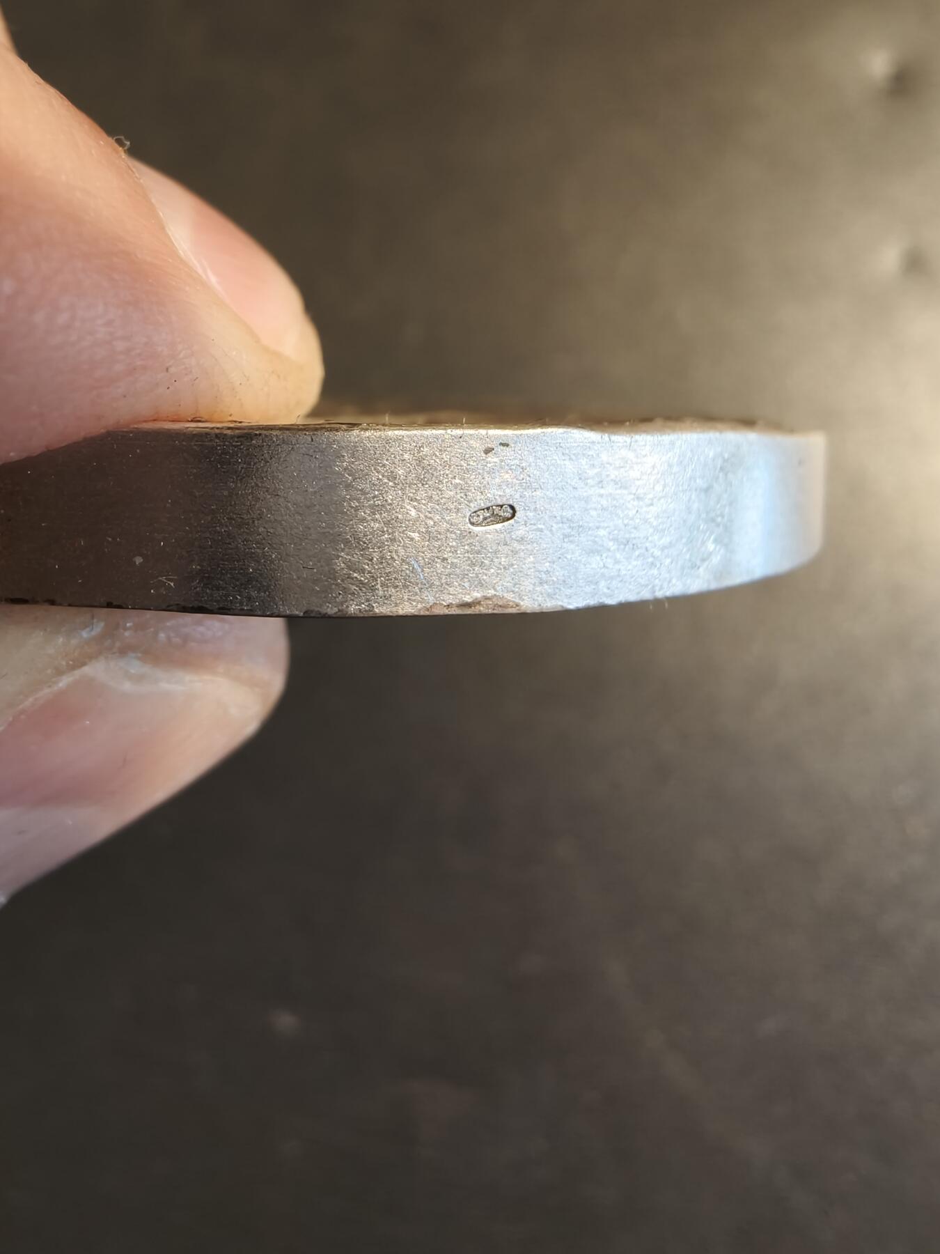 老王徽章第171期 法国空军五星上将埃德蒙·茹奥镀银大铜章     直径68mm     重量178.8g     背面为其名言:生活即战斗！      埃德蒙·茹奥（1905-1995）曾是法国空军五星上将。他最为人所知的是在阿尔及利亚独立战争期间，作为四名将军政变（1961年阿尔及尔政变）的领导人之一，反对戴高乐总统的阿尔及利亚独立政策。 