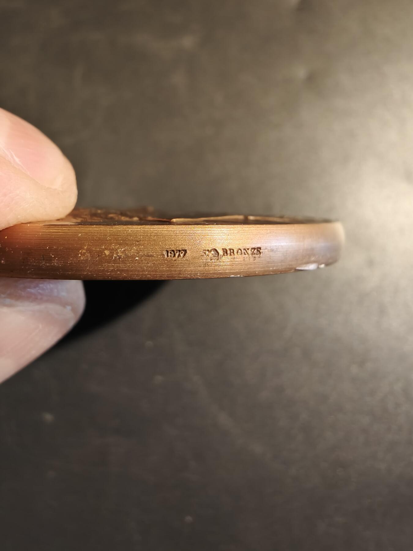 老王徽章第171期 法国公证处与存托银行大铜章    原盒     直径60mm    重量121.1g     正面人物为亨利·弗朗索瓦·达盖索 (1668-1751)，他曾三次担任法国大法官。他被伏尔泰誉为“法国有史以来学识最渊博的法官”。