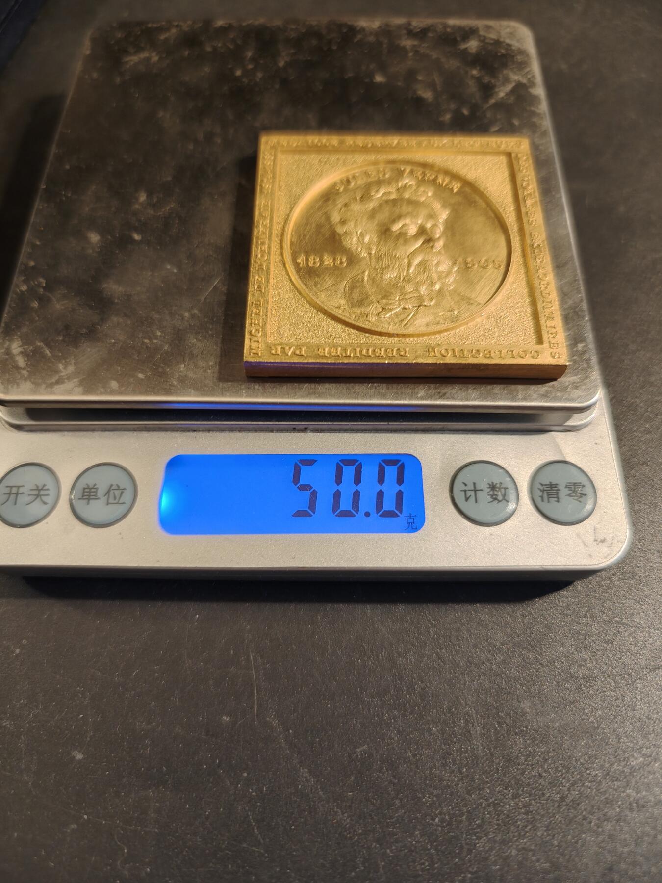 老王徽章第171期 法国存托银行与公证人协会镀金方形纪念章    原盒      直径50mm    重量50g     正面人物是法国著名文学家儒勒斯·凡尔纳。