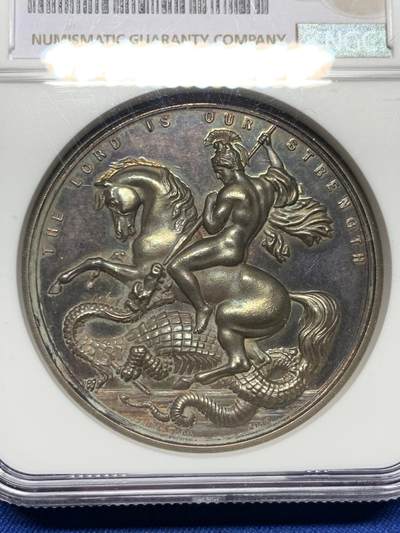 《竞宝斋》第449场 周日，周一，周二  3场连拍 （全场包邮，欢迎送拍） NGC MS62 英国1899年（ngc误标1855）圣马丁中央学院圣乔治屠龙银章，早期年份带银标，原味无洗五彩包浆，值得收藏。45MM，加厚盒。