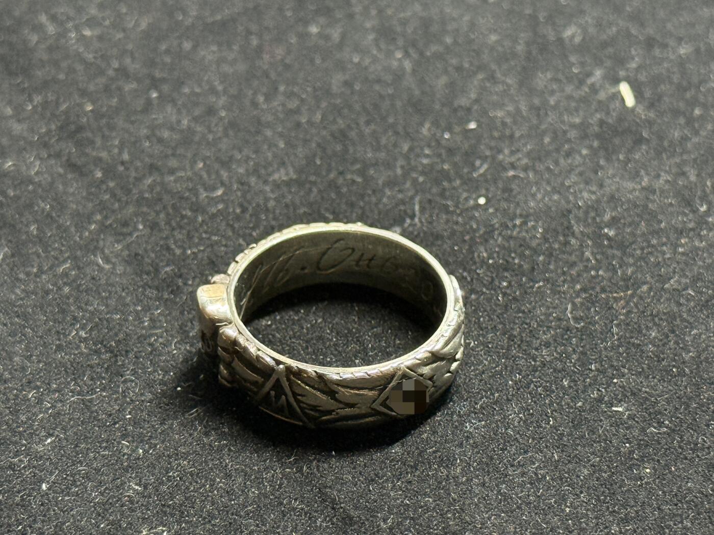 欢庆元旦！戎马世界章牌大赏第109期元旦大拍 德国二战荣誉骷髅戒指，银制复刻