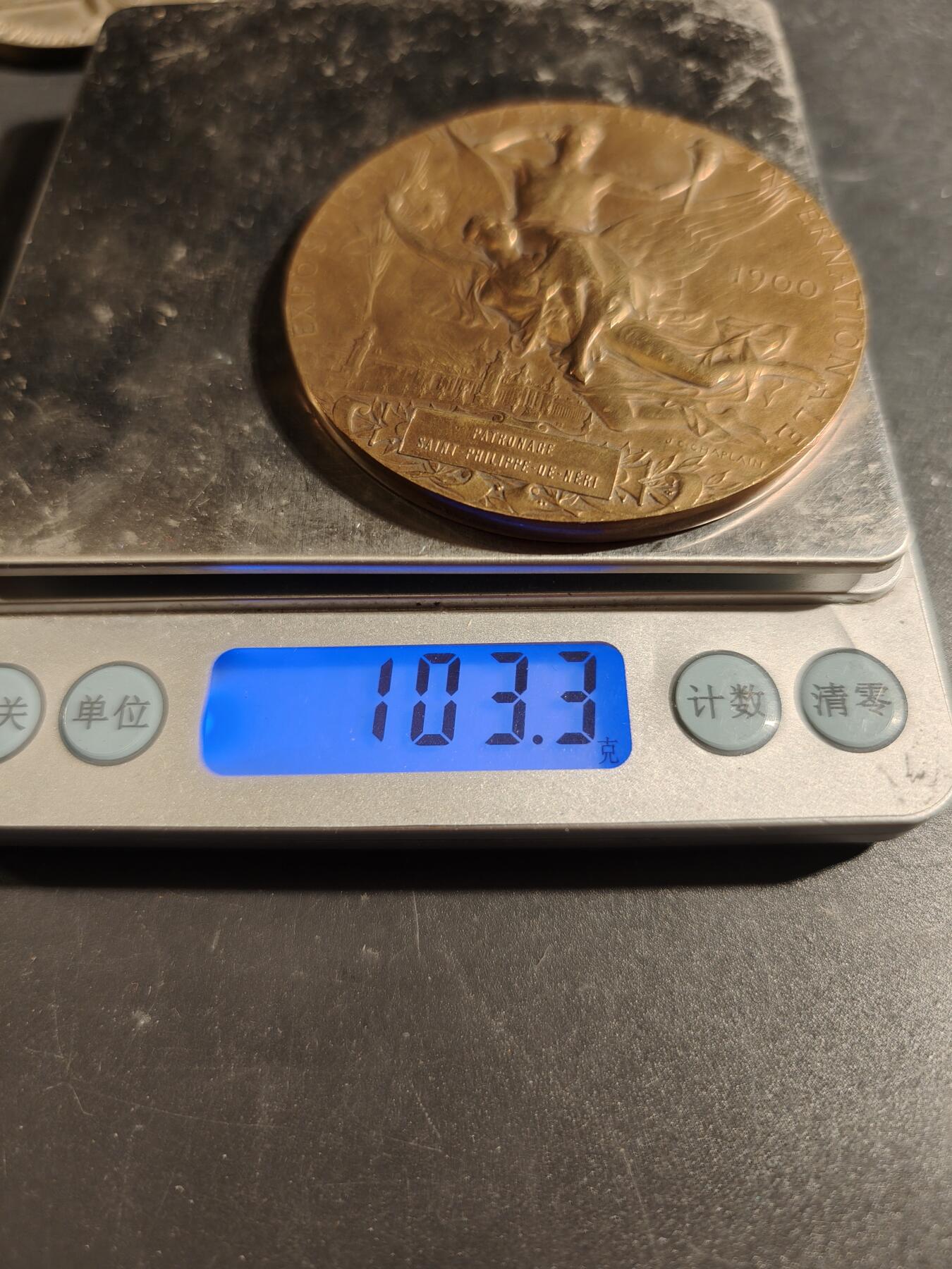 老王徽章第171期 法国巴黎1900世博会大铜章    大师夏普兰作品    直径64mm     重量103.3g