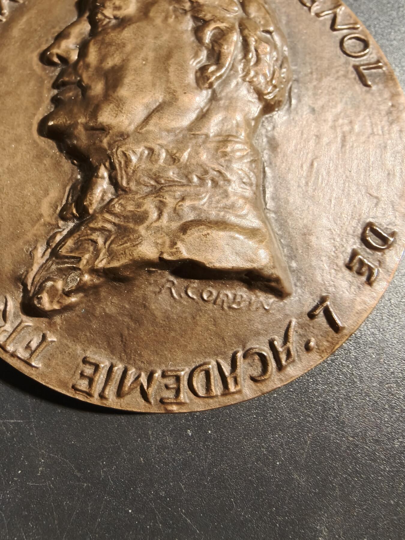 老王徽章第171期 法国国库服务国家学校毕业大铜章     正面为法兰西科学院院士马塞尔·帕尼奥尔     高浮雕     科尔宾作品     直径81mm     重量308.8g