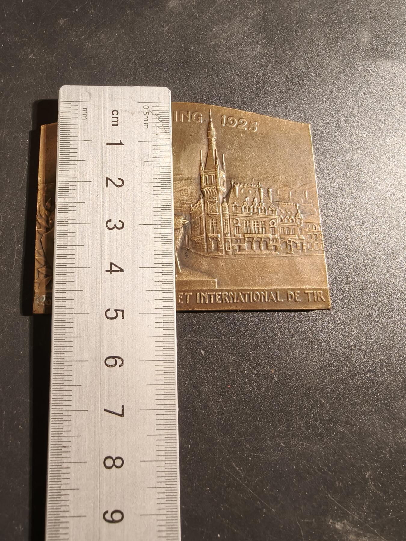 老王徽章第171期 法国1925年图尔宽第28届全国和国际射击比赛方形大铜章      尺寸67×50mm     重量88.1g