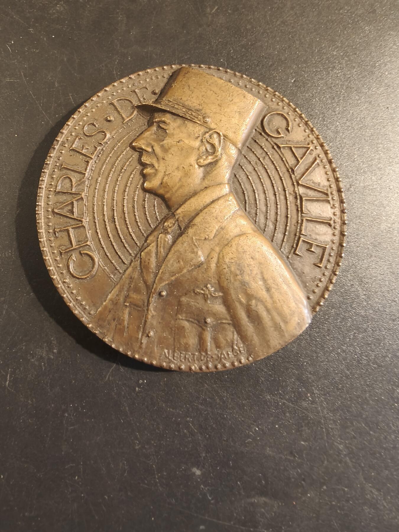 老王徽章第171期 法国临时政府总统戴高乐将军大铜章     高浮雕    原盒     直径68mm     重量164.5g       背面引用名言:法国输掉了一场战役，但法国没有输掉这场战争