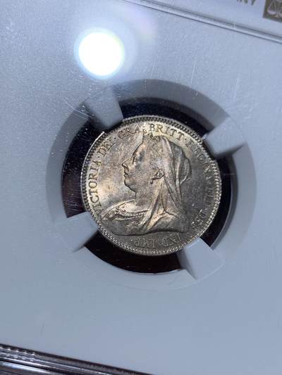 《竞宝斋》第449场 周日，周一，周二  3场连拍 （全场包邮，欢迎送拍） NGC MS63 英国 1893年 维多利亚 批纱版 6便士 银币 淡彩包浆 SIX版 难得