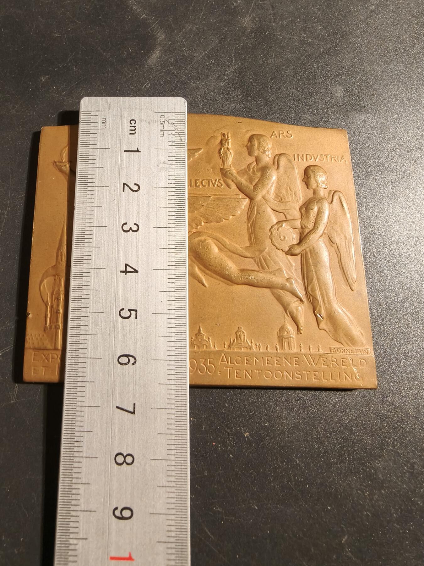 老王徽章第171期 比利时1935年布鲁塞尔国际博览会方形镀金大铜章      尺寸78×65mm     重量185.9g