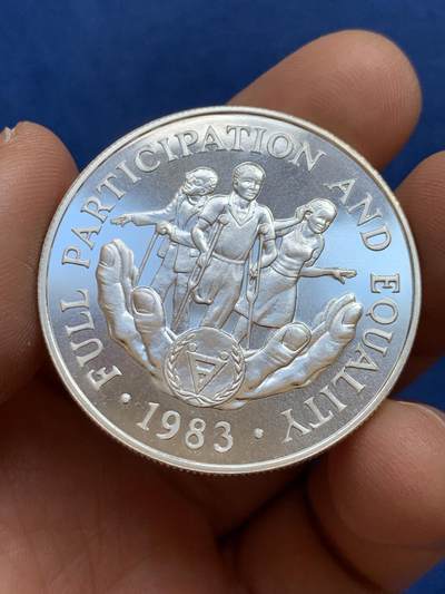 《竞宝斋》第449场 周日，周一，周二  3场连拍 （全场包邮，欢迎送拍） 利比里亚1983年国际残疾人年大银币 28.3g 925银