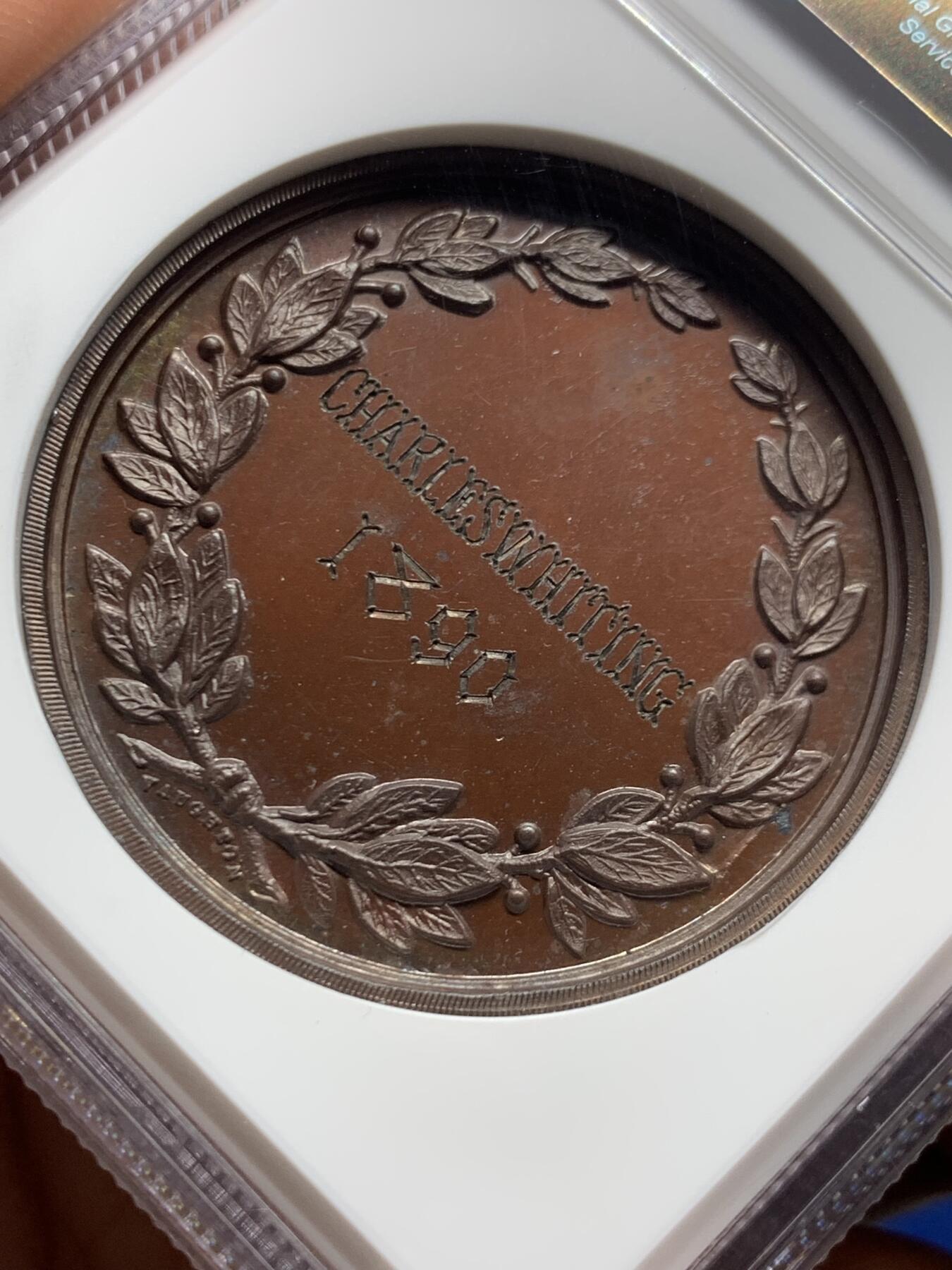 《竞宝斋》第449场 周日，周一，周二  3场连拍 （全场包邮，欢迎送拍） NGC MS64BN 英国1890年伦敦摄影展纪念铜章，高分漂亮巧克力色。39mm，加厚盒。