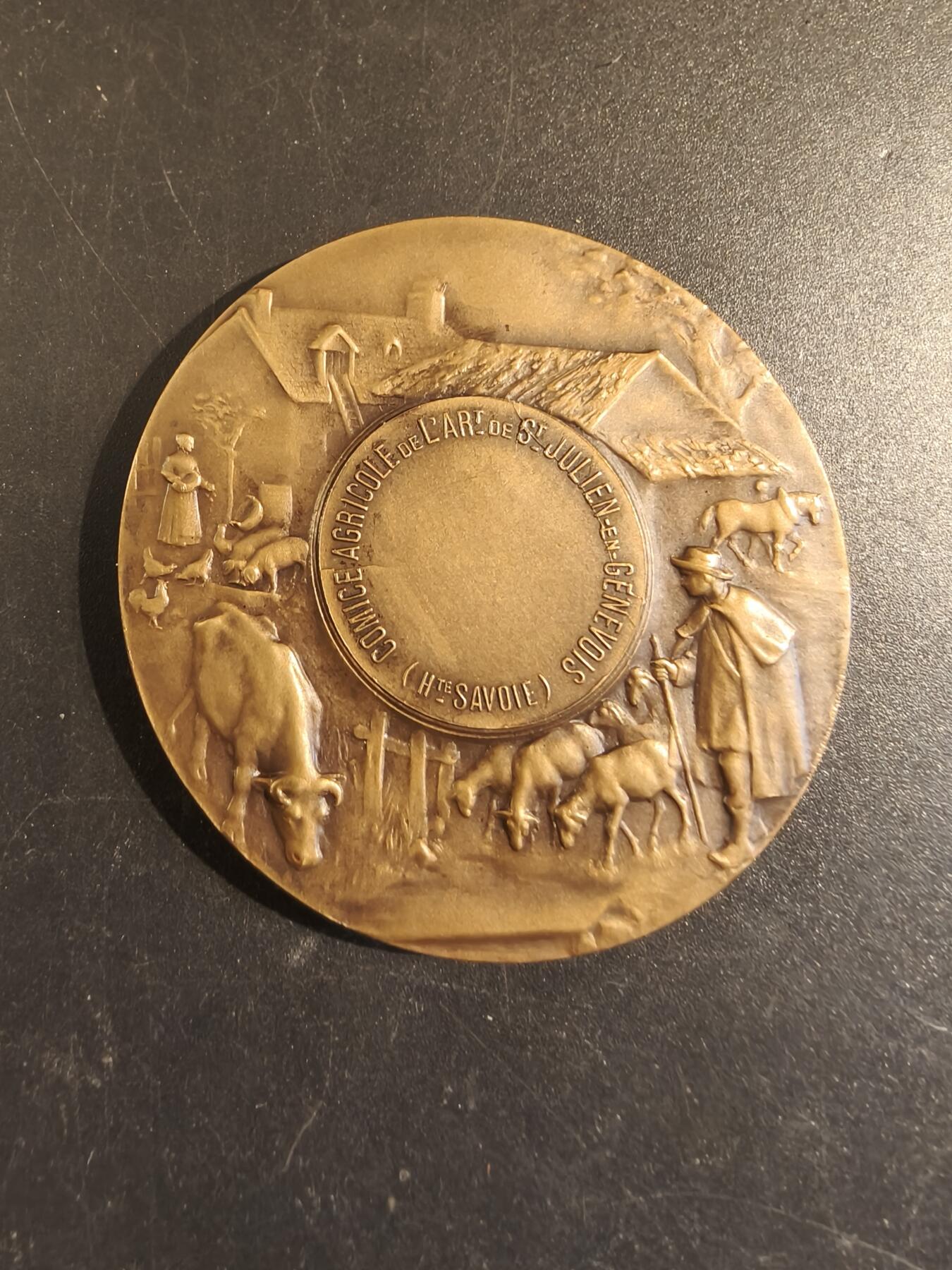 老王徽章第171期 法国萨瓦省圣朱利安昂热讷农业协会大铜章     原盒       大师P.Grandhomme作品     直径50mm     重量48.9g