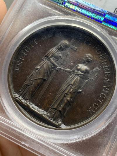 《竞宝斋》第449场 周日，周一，周二  3场连拍 （全场包邮，欢迎送拍） 唯一冠军分 PCGS SP63 瑞典1832年古斯塔夫二世纪念大铜章，稀少品种，加厚盒。瑞典国王中唯一有大帝称号的雄主，“北方雄狮”。背面女神仅着半身裙，打扮清凉，如此穿着是女神和天使的象征。加厚盒