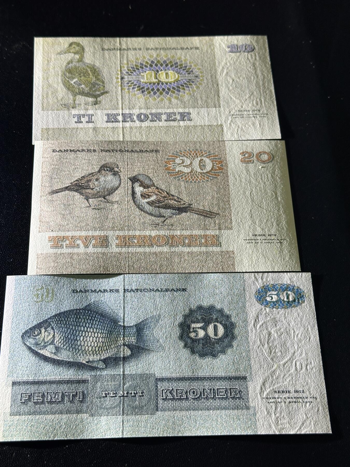 《外钞收藏家》第五百九十六期（精品大拍场）（本平台长期征集拍品、欢迎藏友们联系合作） 丹麦绘画版10/20/50克朗（其中10克朗豹子号333，全新 50边角上有轻微荧光反应）