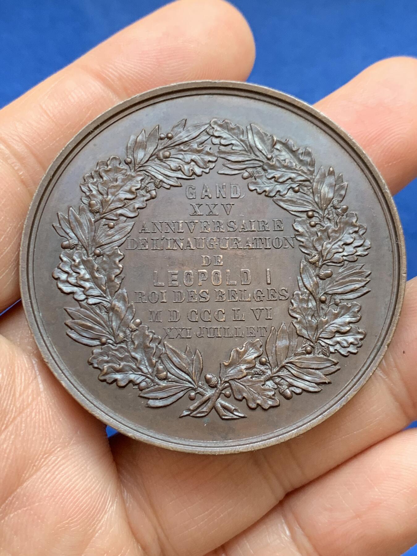 《竞宝斋》第449场 周日，周一，周二  3场连拍 （全场包邮，欢迎送拍） 比利时利奥波德一世国王加冕25周年纪念铜章，正面为根特城市建筑，以高浮雕形式呈现了它的立面，极丰富的细节展示当时雕刻工艺的极致状态，49.6克，50.3mm