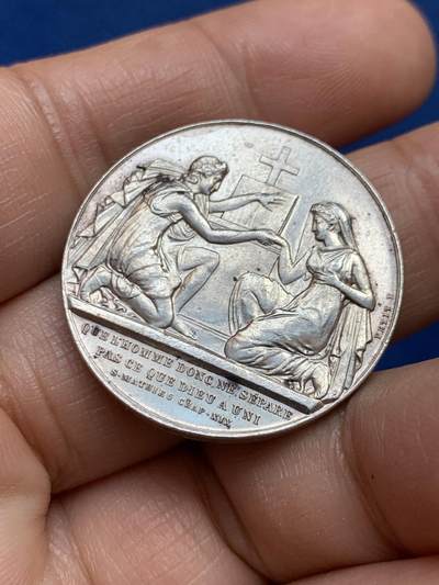 《竞宝斋》第449场 周日，周一，周二  3场连拍 （全场包邮，欢迎送拍） 法国婚礼银章 背面无刻字 14.2克 30.1mm 丰饶角银标 感觉有胶水残留 细节见图