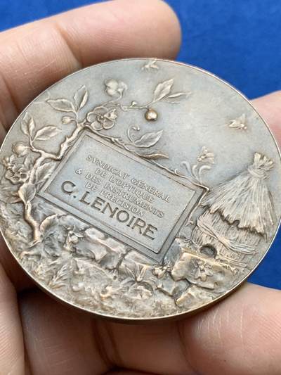 《竞宝斋》第449场 周日，周一，周二  3场连拍 （全场包邮，欢迎送拍） 法国鲁昂市建筑工会纪念铜章 56.2克 49.8mm 铜标边铭 带盒