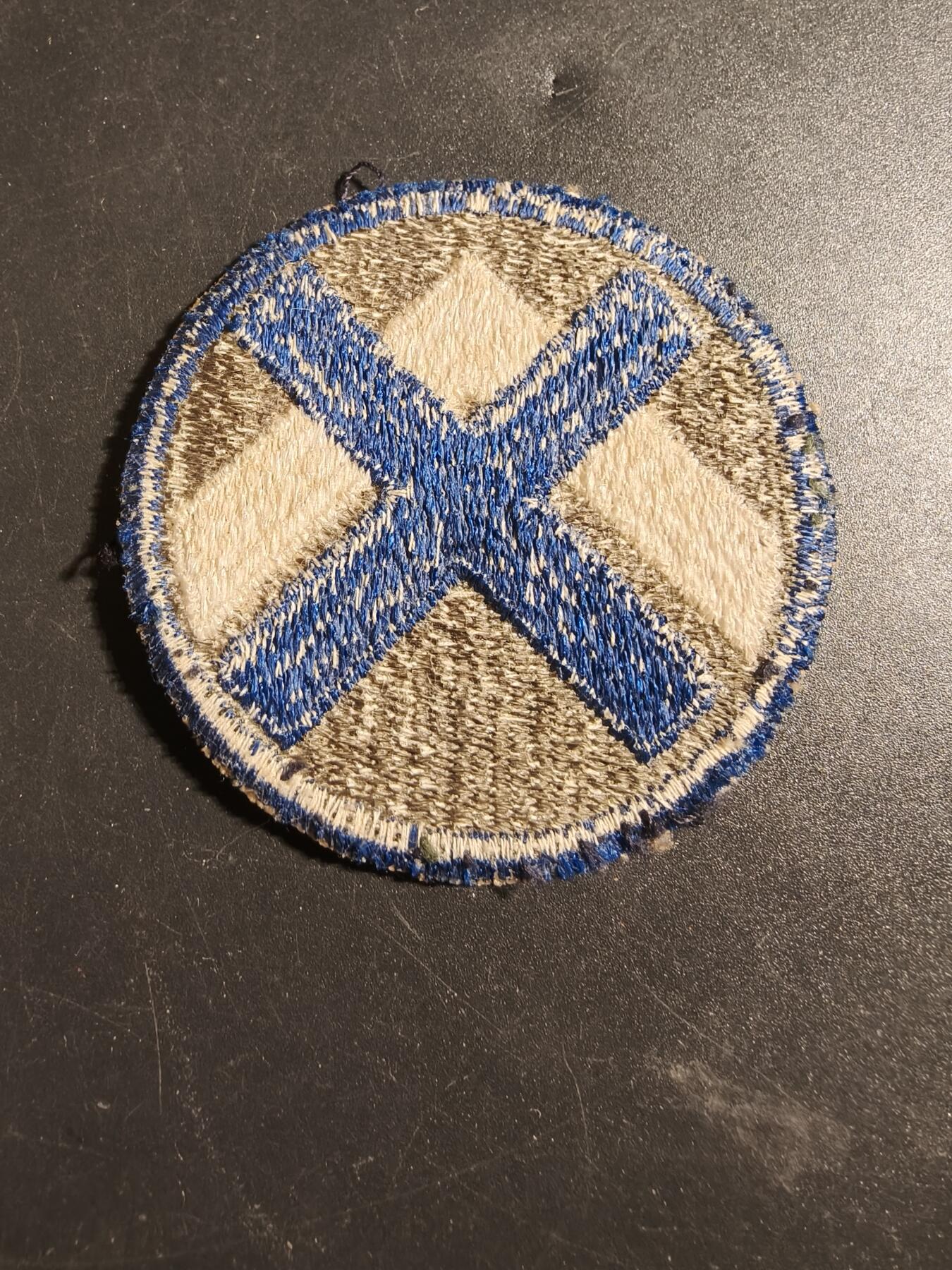 老王徽章第171期 美国陆军XV军团臂章      XV军团在第二次世界大战期间参与了诺曼底、法国北部、莱茵兰、阿登-阿尔萨斯和中欧战役。  该军团总部于1946年3月31日在德国停止运作