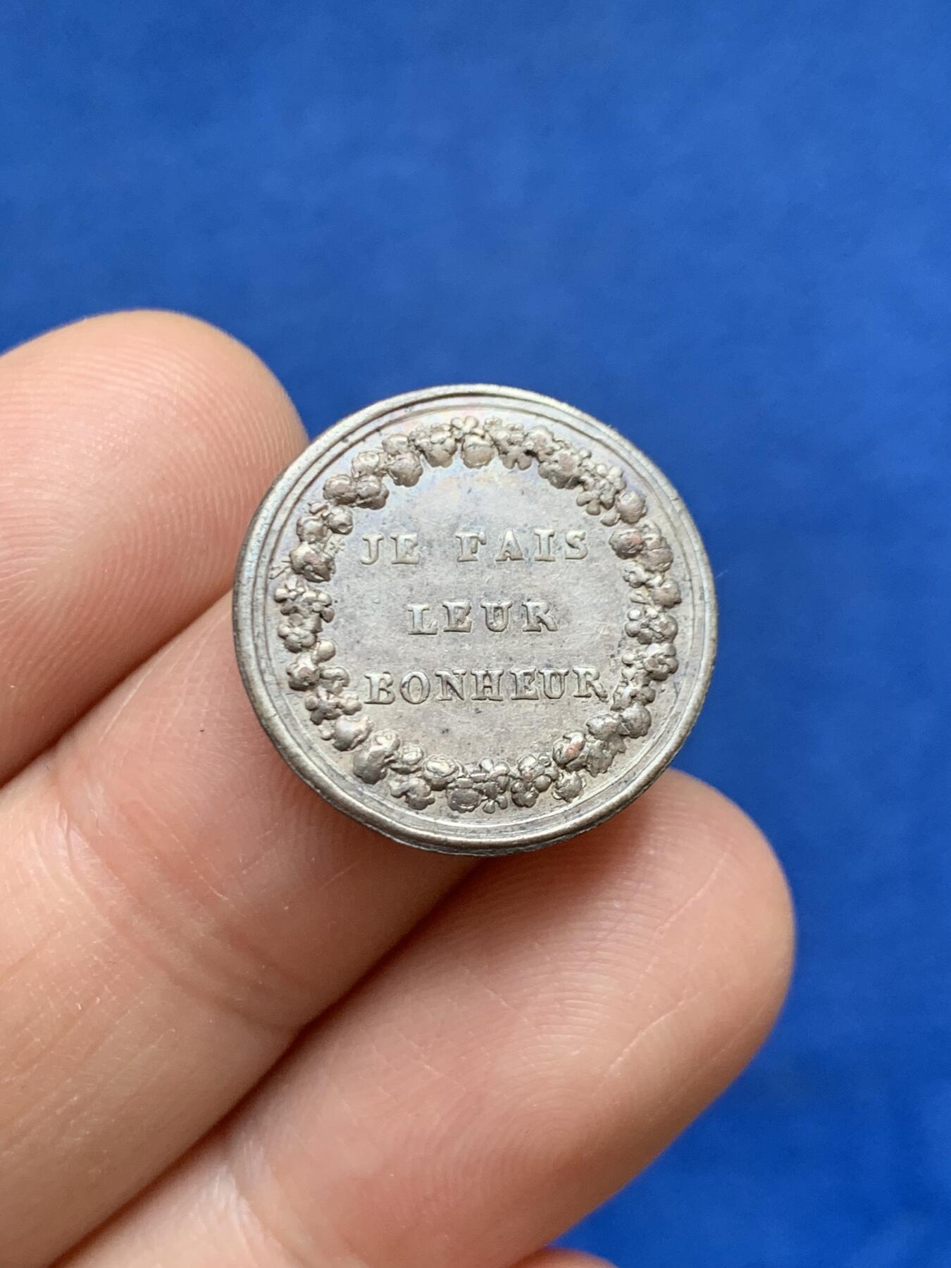 《竞宝斋》第449场 周日，周一，周二  3场连拍 （全场包邮，欢迎送拍） 婚礼纪念章 1.65克 20.1mm