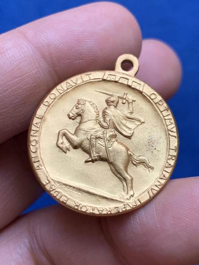 《竞宝斋》第449场 周日，周一，周二  3场连拍 （全场包邮，欢迎送拍） 意大利飞扬骑士镀金纪念章 细节丰富 骑士神态飘逸 少见品种 7.6克 27.9mm