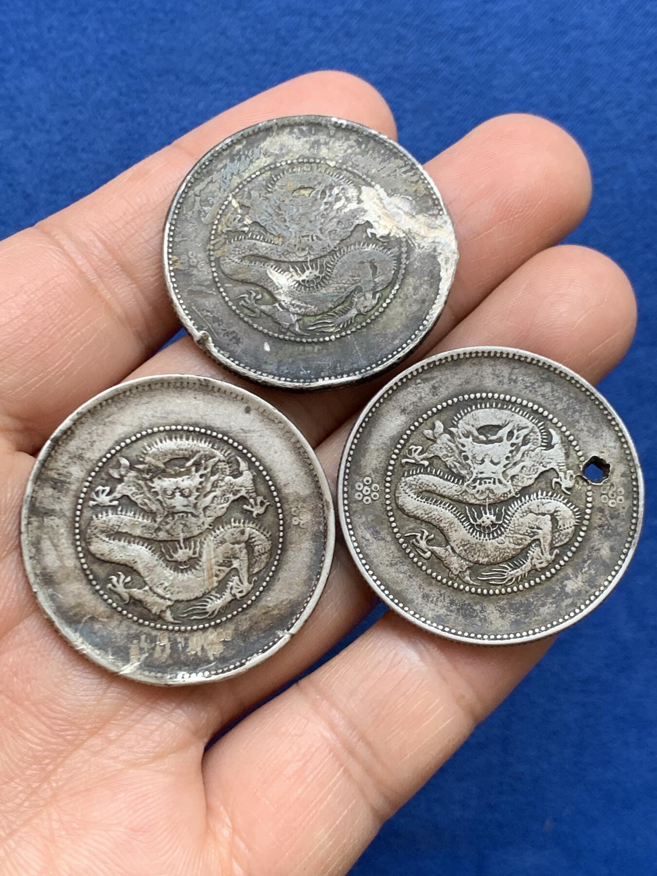 《竞宝斋》第449场 周日，周一，周二  3场连拍 （全场包邮，欢迎送拍） 三枚一组 云南半圆龙洋，总重约39克，老彩包浆，各种状态，细节见图。