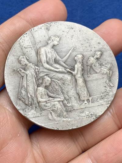 《竞宝斋》第449场 周日，周一，周二  3场连拍 （全场包邮，欢迎送拍） - 法国1930年初等教育银章，新艺术风格，背面手工刻字非常精美，由Daniel Dupuis设计，丰饶角银标，63.15克，49.8mm