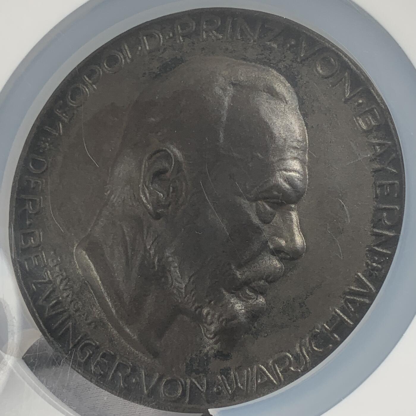 掌中浮雕-藏着的欧洲第047场 NGC MS61 : 1915年8月6日一战德国巴伐利亚公爵利奥波德占领华沙纪念铁质纪念章， 93mm，罕见！  边戳：德国DS系列#081号——边戳#29  ,NGC超大盒子