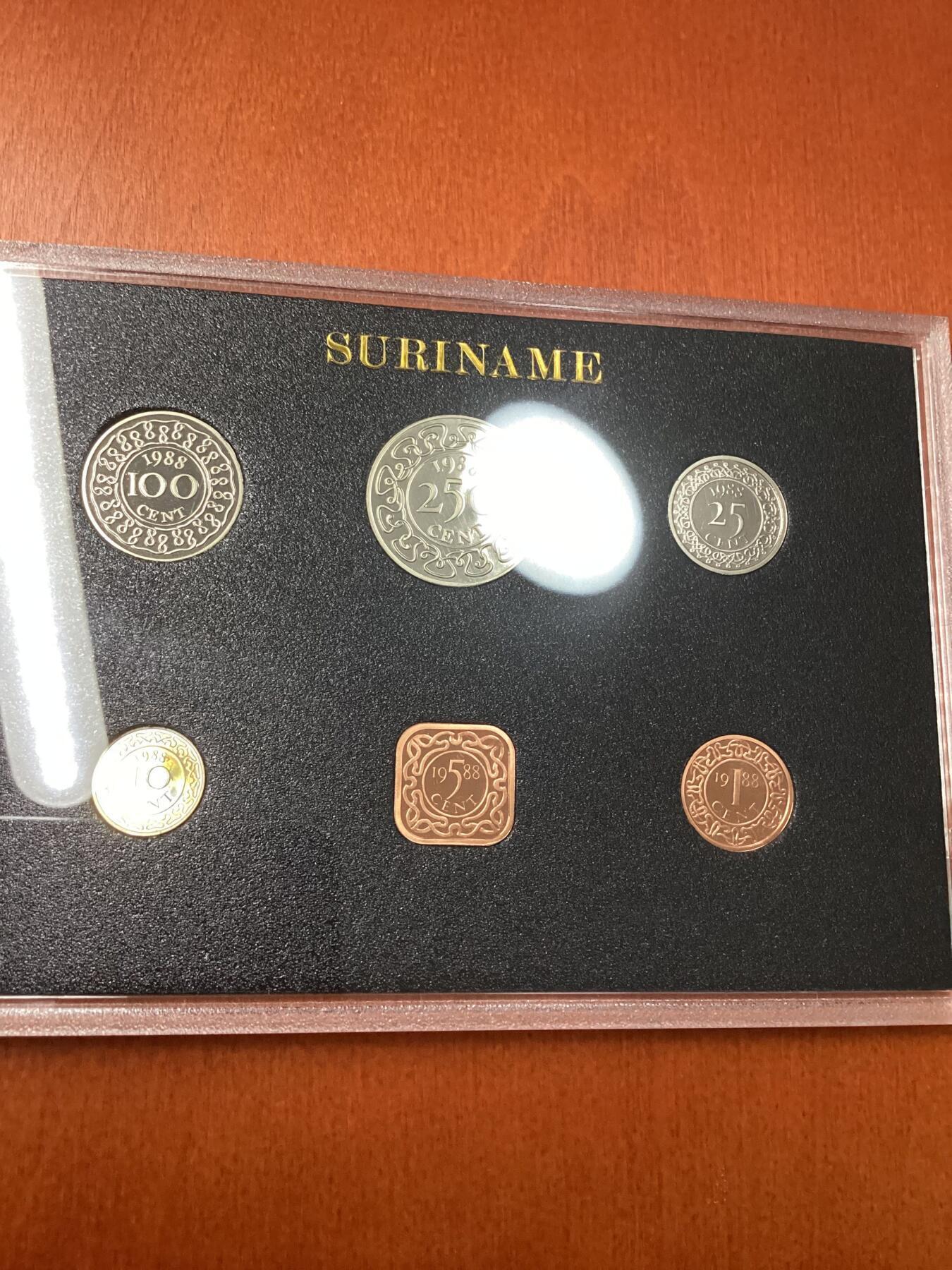 长老汇蛇年精选第八十五场拍卖 1988苏里南精制套币5枚，盒证全，英国皇家造币厂，红色盒子