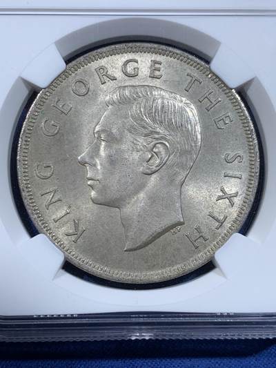 《竞宝斋》第449场 周日，周一，周二  3场连拍 （全场包邮，欢迎送拍） NGC MS64 新西兰 1949年 乔六银蕨叶1克朗银币，BU状态，值得收藏。