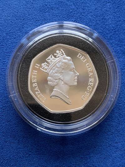 《竞宝斋》第449场 周日，周一，周二  3场连拍 （全场包邮，欢迎送拍） 英国担任欧洲部长理事会主席50便士纪念银币 925银 13.5克 盒证齐全 带一枚小方章