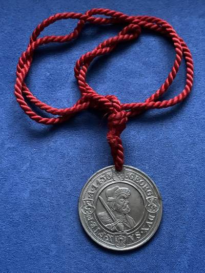 《竞宝斋》第450场 周日，周一，周二  3场连拍 （全场包邮，欢迎送拍） - 德国挂式纪念章 带红绳重约21克 少见品种 版别自辨 细节见图