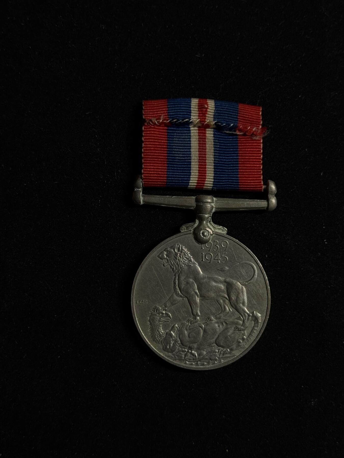 欢庆元旦！戎马世界章牌大赏第109期元旦大拍 英国二战战争奖章，带边铭