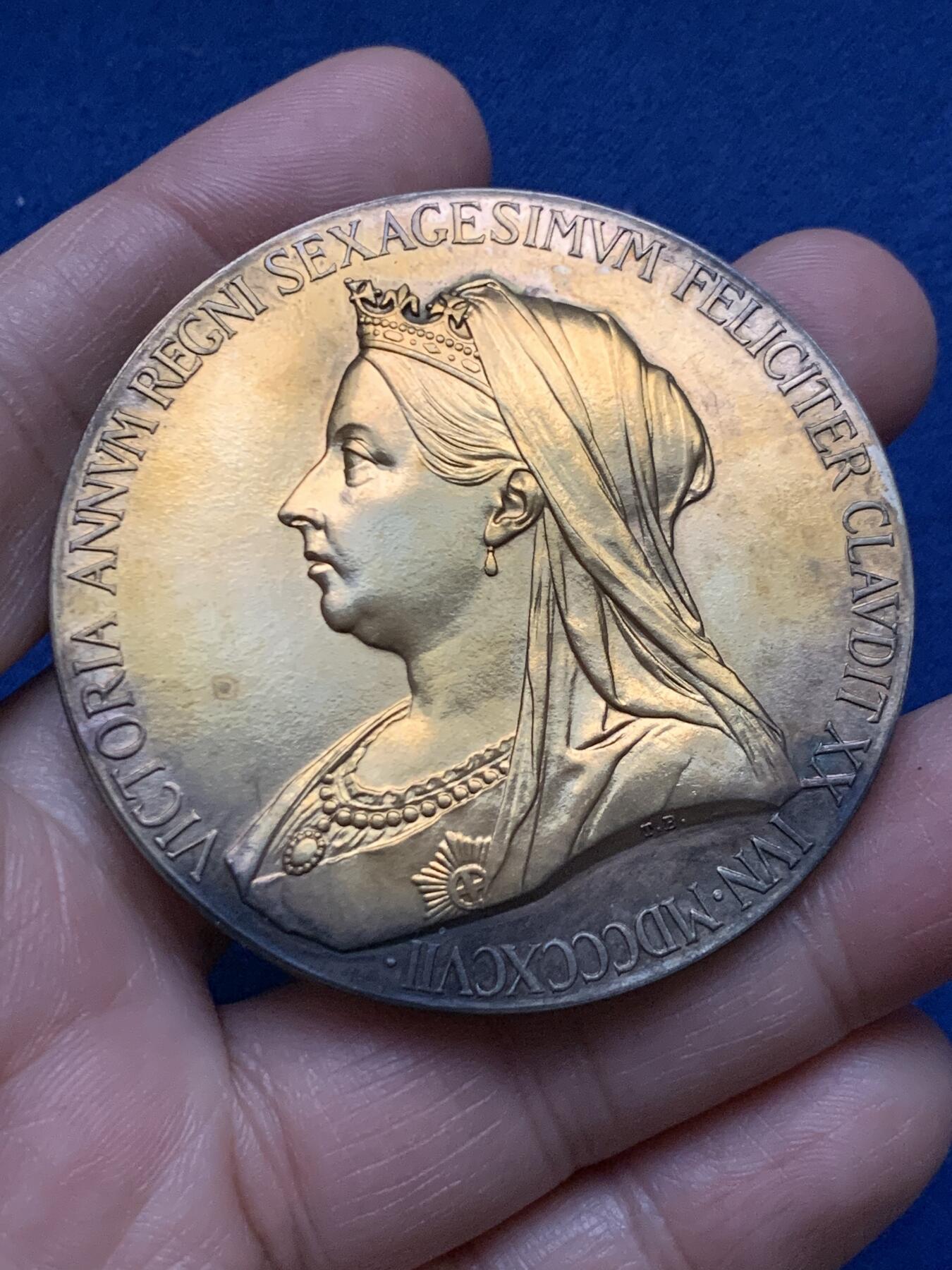 《竞宝斋》第450场 周日，周一，周二  3场连拍 （全场包邮，欢迎送拍） 英国1897年维多利亚加冕60周年纪念大铜章，72.6克，55.5mm，细节见图