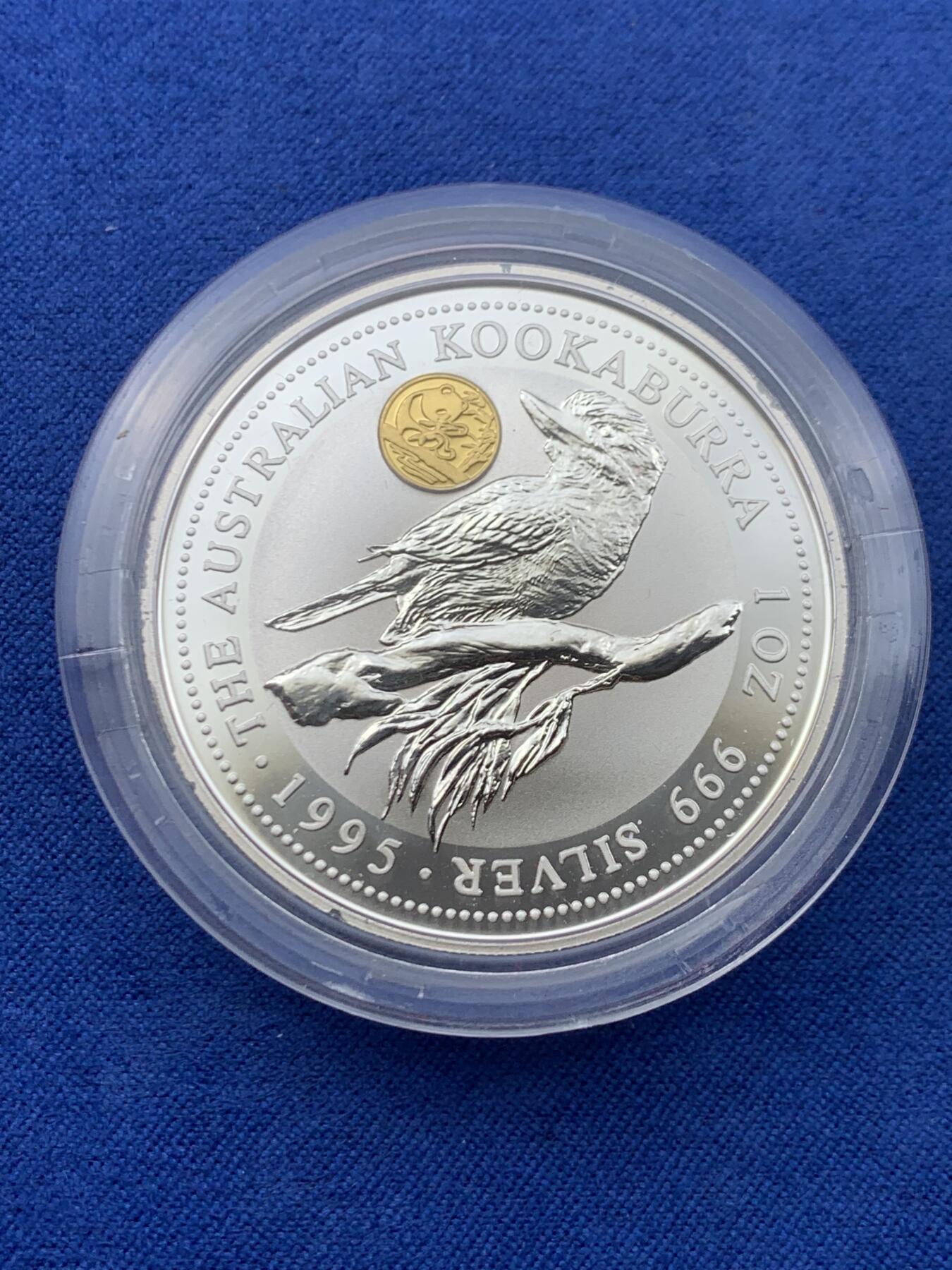 《竞宝斋》第450场 周日，周一，周二  3场连拍 （全场包邮，欢迎送拍） 澳大利亚 1995年 笑翠鸟 熊猫镶嵌银币 含纯银1盎司999银，金猫重0.5克黄金，发行1万枚，为北京国际钱币邮票展而发行 原盒证