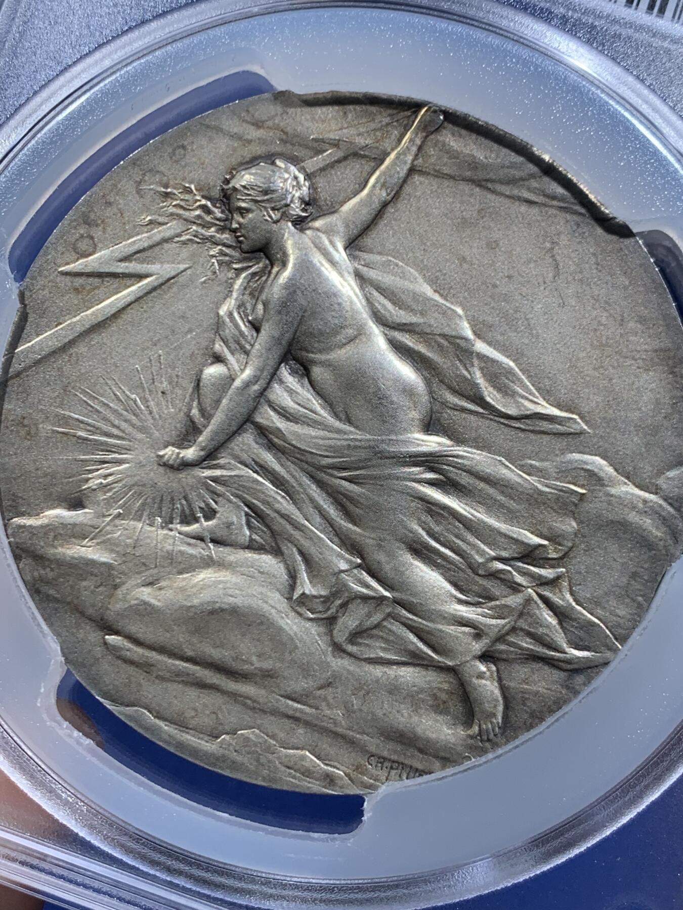 《竞宝斋》第450场 周日，周一，周二  3场连拍 （全场包邮，欢迎送拍） PCGS SP63 高分 1880年清凉女神镀银大奖章，皮列 Pillet 作品，设计精美，正面：清凉女神手握闪电，背面：城市景观，瀑布流水，高山树林、房屋桥梁。PCGS加大盒装