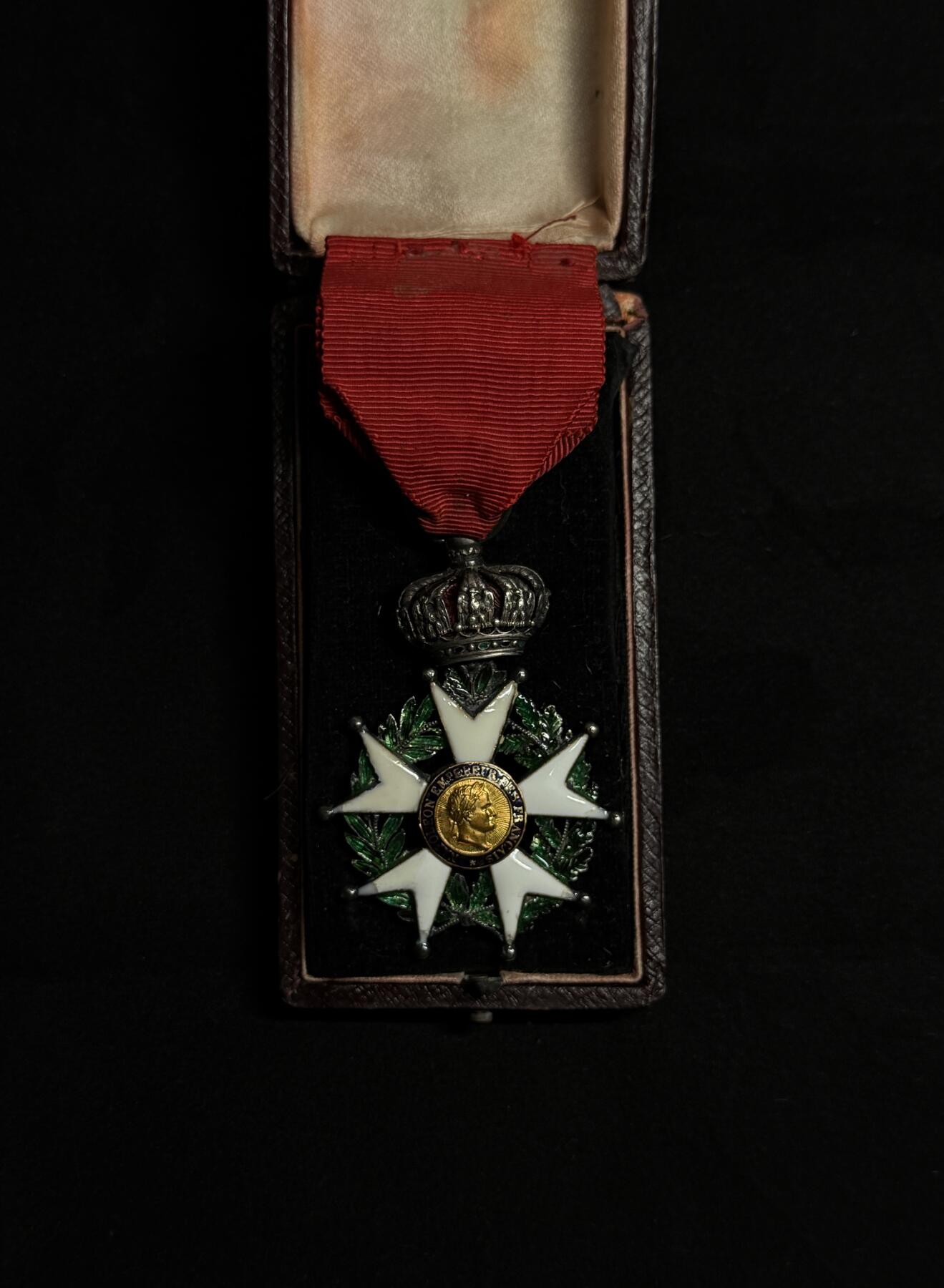 欢庆元旦！戎马世界章牌大赏第109期元旦大拍 法国荣誉军团勋章，第二帝国时期，绿色、蓝色、白色珐琅均有严重修补，章体下方花束被人为剪去（用来冒充一帝版本），银制，章芯金制，盒子为三共早期亚瑟贝特朗盒子（有严重老化破损）