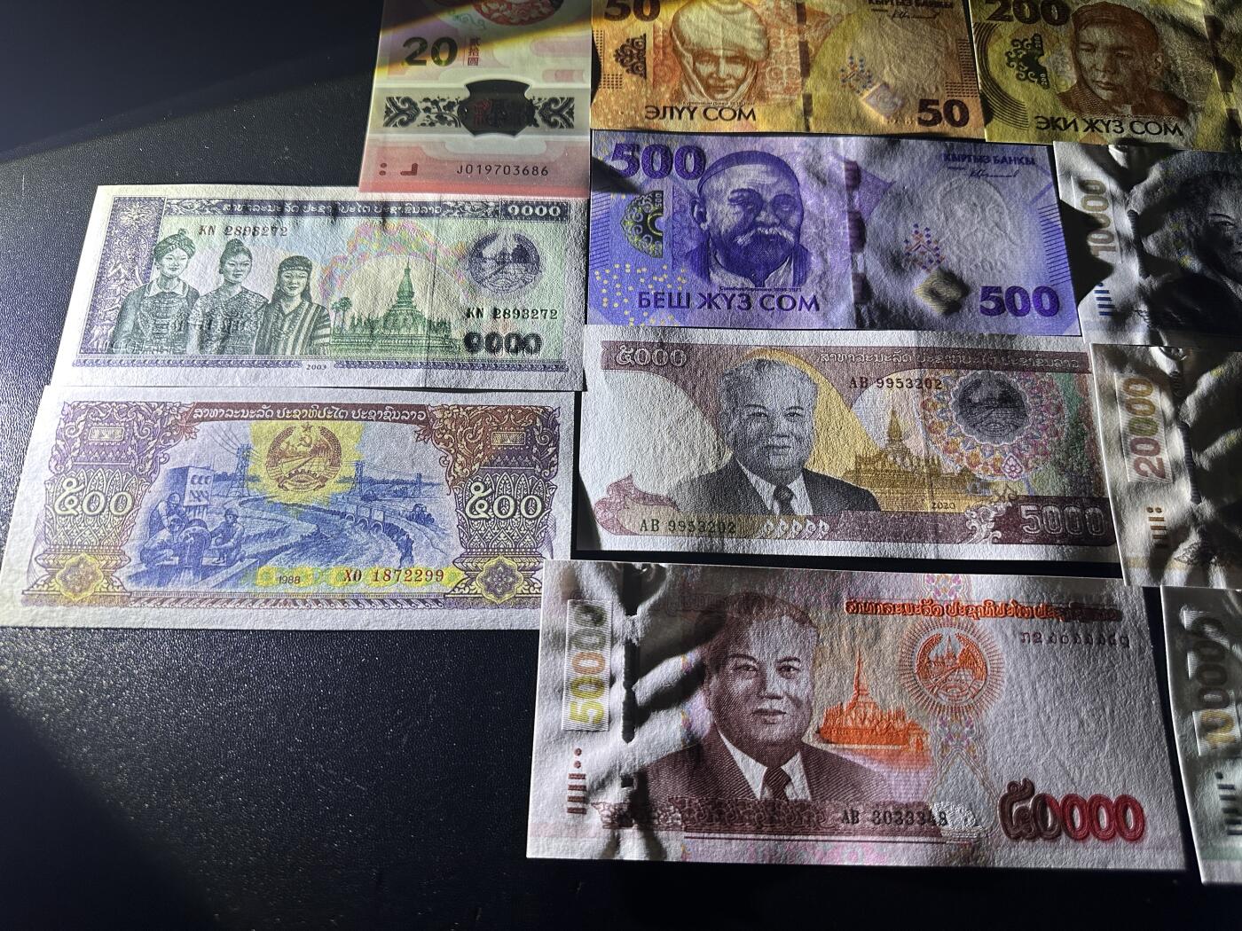 《外钞收藏家》第五百九十六期（精品大拍场）（本平台长期征集拍品、欢迎藏友们联系合作） 2025年蛇钞1张+吉尔吉斯谈5张+老挝2个版本7张 全部一起 全新UNC 