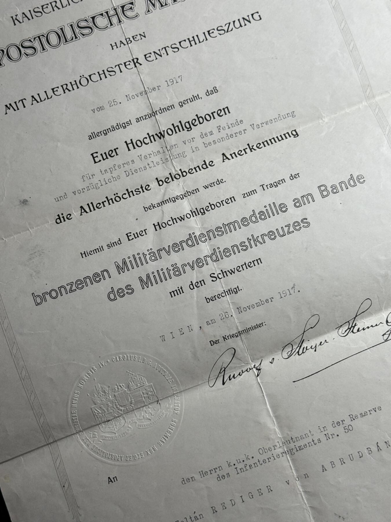 欢庆元旦！戎马世界章牌大赏第109期元旦大拍 奥匈帝国铜级军事功绩奖章（带剑饰）证书，授予预备役上尉 佐尔坦·雷迪格·冯·阿布鲁德巴尼亚